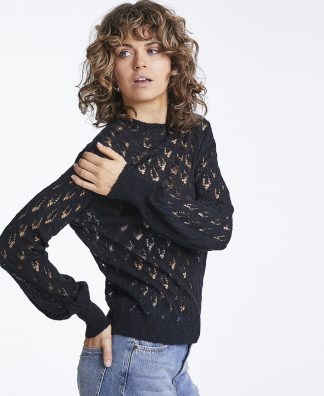Line of Oslo norsk design av jeans, bukse, cardigan og sort lingenser Hawn MioTrend
