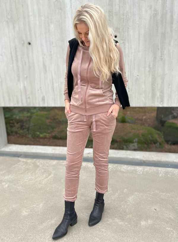 velour kosedress lys brun MioTrend